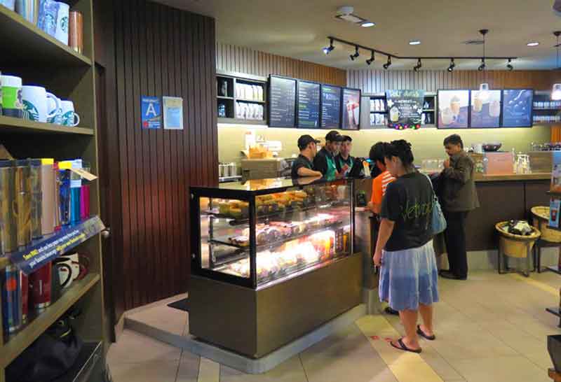 tu-banh-kem-cho-cua-hang-sang-trong